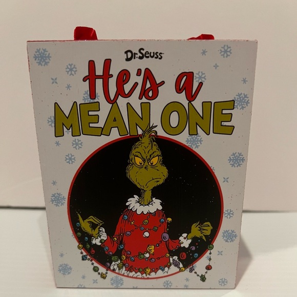 ONLY 4 SETS LEFT!Cute Grinch, Max, and Cindy Lou Who Wall Hangings- Set of 2-NWT - Picture 2 of 3